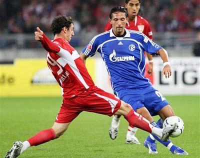 以中场为核心构建球队战术体系探讨及其在现代足球中的应用